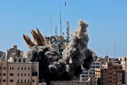 En esta imagen de archivo, tomada el 15 de mayo de 2021, un proyectil alcanza el edificio que alberga las oficinas de varios medios internacionales, incluyendo The Associated Press, en la Ciudad de Gaza. (Mahmud Hams /Pool Foto vía AP, archivo)