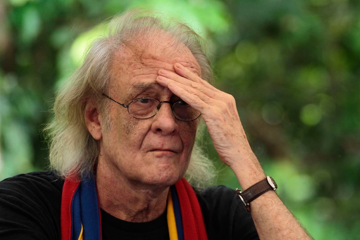 En esta imagen de archivo tomada el 19 de noviembre de 2013, el cantautor español Luis Eduardo Aute gesticula durante una conferencia de prensa en el pozo petrolero Aguarico 4 en Aguarico, Ecuador- - Aute murió el 4 de abril de 2020 en España a los 76 años. El artista había estado luchando contra la