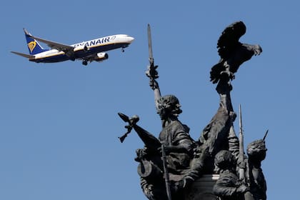 En esta imagen de archivo, tomada el 21 de agosto de 2019, un avión de Ryanair que se acerca al aeropuerto de Lisboa sobrevuela un monumento a los héroes de la Guerra de la Independencia Española, en primer plano. (AP Foto/Armando Franca, archivo)