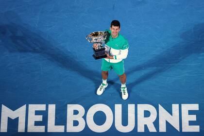 En esta imagen de archivo, tomada el 21 de febrero de 2021, el tenista serbio Novak Djokovic posa con la copa de campeón del Abierto de Australia tras derrotar al ruso Daniil Medvedev en la final masculina, en Melbourne, Australia.