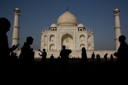 En esta imagen de archivo, tomada el 24 de marzo de 2019, turistas visitan el Taj Mahal, en Agra, India. (AP Foto/Manish Swarup)
