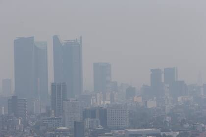 En esta imagen de archivo, tomada el 25 de abril de 2021, una capa de smog cubre la Ciudad de México. (AP Foto/Ginnette Riquelme, archivo)