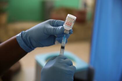 En esta imagen de archivo, tomada el 27 de julio de 2021, un sanitario prepara una dosis de una vacuna de Moderna contra el COVID-19 en el hospital Saint Damien, en Puerto Príncipe, Haití. (AP Foto/Joseph Odelyn, archivo)