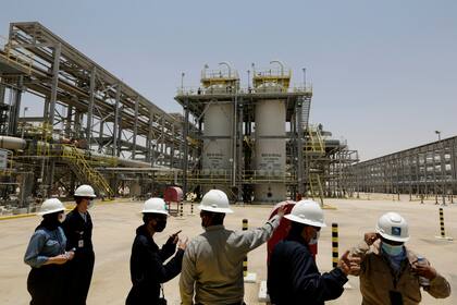 En esta imagen de archivo, tomada el 28 de junio de 2021, ingenieros de Saudi Aramco y periodistas visitan una planta de gas natural en Hawiyah, en el este de Arabia Saudí. (AP Foto/Amr Nabil, archivo)