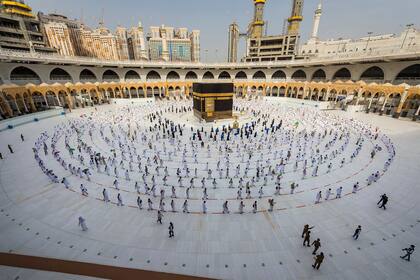 En esta imagen de archivo, tomada el 31 de julio de 2020, peregrinos caminan alrededor de la Kabba, en la Gran Mezquita de La Meca, la ciudad santa del islam, en Arabia Saudí. (Ministerio de Información saudí vía AP, archivo)