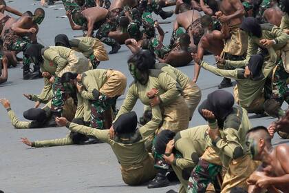 En esta imagen de archivo, tomada el 5 de octubre de 2017, soldados indonesias muestran sus habilidades en artes marciales durante un desfile por el 72do aniversario de las Fuerzas Armadas de Indonesia en Cilegon, Banten, Indonesia. (AP Foto/Tatan Syuflana, archivo)