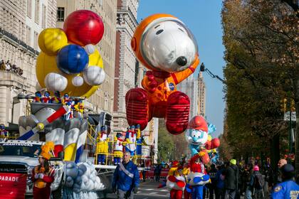 En esta imagen de archivo, un globo con forma de Snoopy astronauta en Central Park Oeste, en la Ciudad de Nueva York, durante el desfile del Día de Acción de Gracias de Macy's, el 24 de noviembre de 2022. (AP Foto/Ted Shaffrey, archivo)