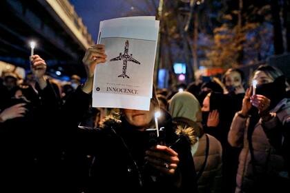 En esta imagen de archivo, un grupo de personas participan en una vigilia con velas para recordar a las víctimas de un accidente de un avión ucraniano, a las puertas de la Universidad Amri Kabir, en Teherán, Irán, el 11 de enero de 2020. (AP Foto/Ebrahim Noroozi, archivo)