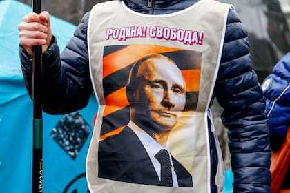 En esta imagen de archivo, un manifestante prorruso con un chaleco con la imagen del presidente de Rusia, Vladimir Putin, y las palabras "¡Patria! ¡Libertad!" durante una manifestación en Donetsk, Ucrania, el 16 de marzo de 2014