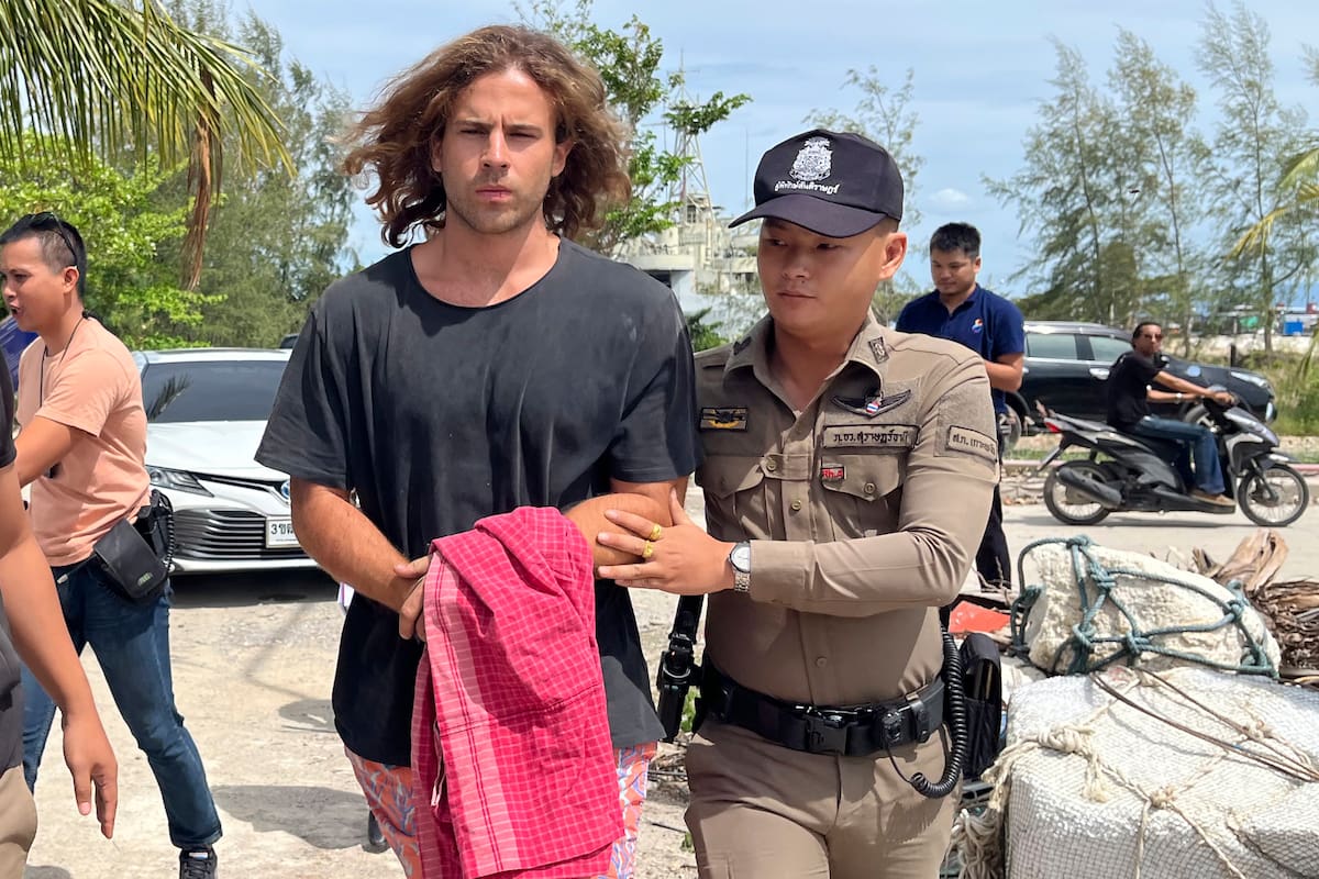 En esta imagen de archivo, un policía tailandés escolta al español Daniel Sancho Bronchalo, sospechoso de asesinar y descuartizar a un cirujano, de la isla de Koh Phagnan a la de Koh Samui, en el sur de Tailandia, el 7 de agosto de 2023. (AP Foto/Somkeat Ruksaman, archivo)