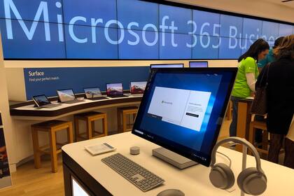 En esta imagen de archivo, una computadora de Microsoft se ve entre objetos mostrados en una tienda de Microsoft en un suburbio de Boston, Estados Unidos