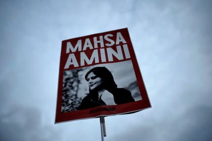 En esta imagen de archivo, una mujer sostiene un cartel con una fotografía de la iraní Mahsa Amini durante una protesta contra su muerte, en Berlín, Alemania, el 28 de septiembre de 2022. (AP Foto/Markus Schreiber, archivo)