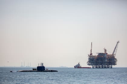 En esta imagen de archivo, una plataforma petrolera, vista desde el barco de la marina israelí Atzmaut mientras un submarino patrulla por el Mar Mediterráneo, el 1 de septiembre de 2021.