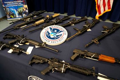 En esta imagen de archivo, varias armas, expuestas durante una conferencia de prensa en la Oficina de Investigaciones de Seguridad Nacional en Miami, que trabajó con otras agencias para detectar el incremento del contrabando de armas y munición a Haití y a otras naciones del Caribe, el 17 de agosto de 2022. (AP Foto/Lynne Sladky, archivo)