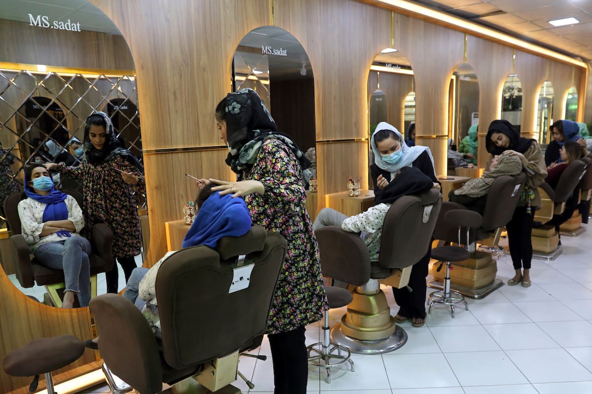 En esta imagen de archivo, varias empleadas maquillan a clientas en el salón de belleza Ms. Sadat, en Kabul, Afganistán, el 25 de abril de 2021