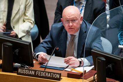 En esta imagen de archivo, Vassily Nebenzia, el representante permanente de Rusia ante Naciones Unidas, interviene en una reunión del Consejo de Seguridad de la ONU, el 29 de marzo de 2022, en la sede de la ONU. (AP Foto/John Minchillo, archivo)