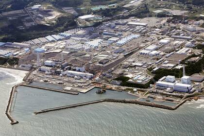 En esta imagen de archivo, vista área de la central nuclear Fukushima Daiichi, en Fukushima, en el norte de Japón, el 24 de agosto de 2023. (Kyodo News vía AP, archivo)