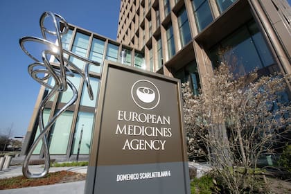 En esta imagen de archivo, vista de la fachada de la sede de la Agencia Europea de Medicamentos, en el distrito financiero de Ámsterdam, el 20 de abril de 2021. (AP Foto/Peter Dejong, archivo)