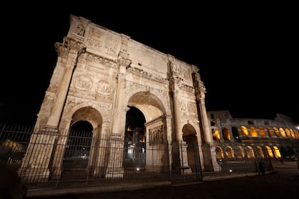 En esta imagen de archivo, vista del Arco de Constantino y del Coliseo, al fondo, durante la presentación de la nueva iluminación en Roma, el 17 de julio de 2020. (AP Foto/Riccardo De Luca, archivo)