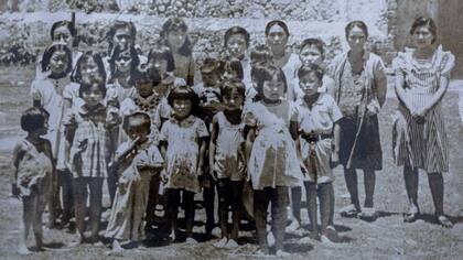 En esta imagen de grupo tomada en Temixco puede verse a la derecha a Matsumi, esposa del doctor Hiromoto. En la fila inferior, el más pequeño es Raúl, el primero de sus hijos y que nació en la exhacienda