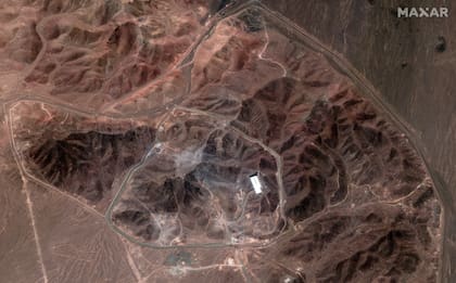 En esta imagen de satélite, proporcionada por Maxar Technologies, se muestra una vista general de la instalación de enriquecimiento de uranio de Fordo, en Irán, el 29 de junio de 2025