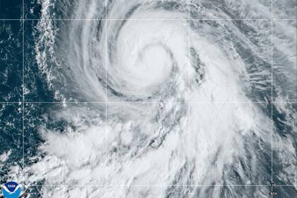 En esta imagen de satélite, proporcionada por la Oficina Nacional de Administración Oceánica y Atmosférica de Estados Unidos (NOAA, por sus siglas en inglés), se ve el huracán Kirk el miércoles 2 de octubre de 2024 en el océano Atlántico. (NOAA vía AP)