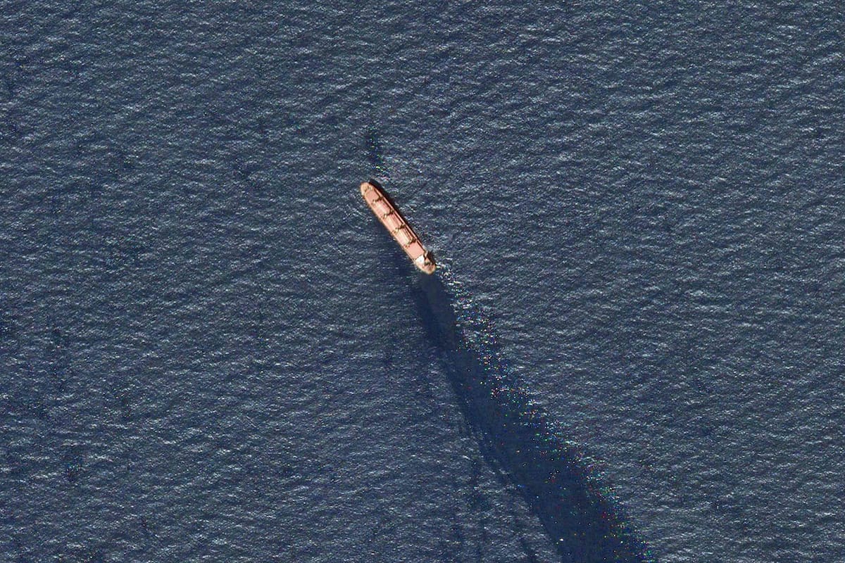 En esta imagen de satélite, se ve al granelero de bandera beliceña Rubymar en el sur del Mar Rojo, cerca del estrecho de Bay el-Mandeb, derramando petróleo tras un ataque de los rebeldes hutíes de Yemen el martes 20 de febrero de 2024