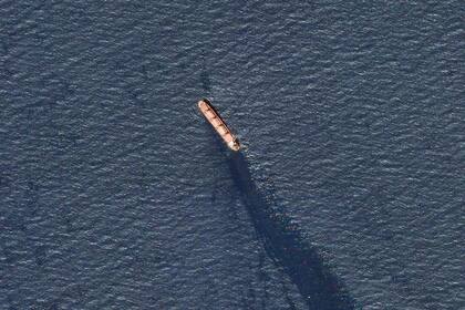 En esta imagen de satélite, se ve al granelero de bandera beliceña Rubymar en el sur del Mar Rojo, cerca del estrecho de Bay el-Mandeb, derramando petróleo tras un ataque de los rebeldes hutíes de Yemen el martes 20 de febrero de 2024