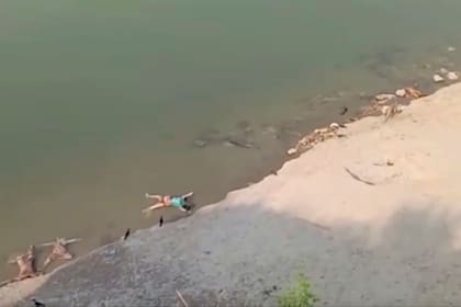 En esta imagen de un video de KK Productions se ven cadáveres flotando en el río en Ghazipur, en el estado de Uttar Pradesh, India, el 11 de mayo de 2021. Decenas de cadáveres  han sido hallados flotando en el río Ganges en momentos en que el coronavirus acecha al país