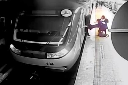 En esta imagen de un video de vigilancia emitido por la TV estatal iraní, mujeres arrastran a Armita Geravand, de 16 años, de un vagón del Metro en Teherán, Irán, 1 de octubre de 2023. Las misteriosas heridas sufridas por Geravand, quien no llevaba el velo, en la puerta de un vagón del Metro en la capital iraní ha generado nuevamente furia poco después de cumplirse el aniversario de la muerte de Mahsa Amini, que provocó protestas masivas en todo el país.