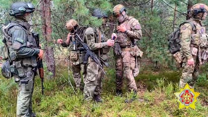 En esta imagen de un video distribuido por el ministerio de Defensa de Bielorrusia el 20 de julio de 2023, soldados del ejército bielorruso y mercenarios de la milicia privada Wagner asisten a maniobras cerca de la ciudad fronteriza de Brest. (Belarus' Defense Ministry via AP, File)
