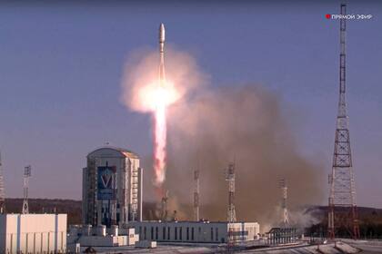 En esta imagen de un video en vivo difundido por Roscosmos, un cohete Soyuz despega de un sitio de lanzamiento el martes 5 de noviembre de 2024, en el cosmódromo de Vostochny, en el oriente de Rusia. Su cargamento incluye dos satélites construidos por Irán. (Roscosmos vía AP)