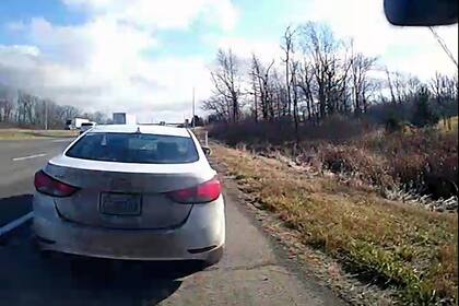 En esta imagen de una cámara corporal de un agente proporcionada por la Policía del Condado Hancock, un auto Hyundai Elantra blanco en que viajan Bryan Kohberger y su padre es grabado durante una parada de tránsito el jueves 15 de diciembre de 2022, en el Condado Hancock, Indiana. (Policía del Condado Hancock vía AP)