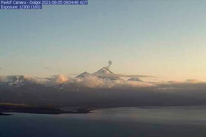 En esta imagen de una cámara web, captada el jueves 5 de agosto de 2021 y proporcionada por el Observatorio de Volcanes de Alaska, se ve el volcán Pavlof en erupción. (Observatorio de Volcanes de Alaska vía AP)