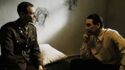 En esta imagen de una dramatización de la BBC de una de las sesiones de Gustave Gilbert con un acusado de crímenes de guerra nazi se aprecia la cercanía entre analista y paciente