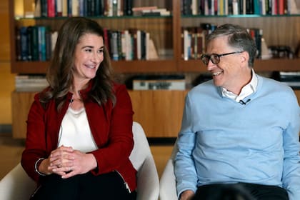 En esta imagen del 1 de febrero de 2019, Bill y Melinda Gates se sonríen el uno al otro durante una entrevista en Kirkland, Washington. (AP Foto/Elaine Thompson, Archivo)