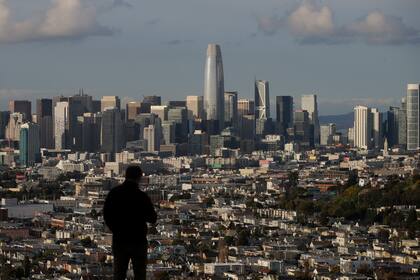 En esta imagen del 16 de marzo de 2020, una persona observa la ciudad de San Francisco desde Bernal Heights Hill.  (AP Foto/Jeff Chiu, Archivo)