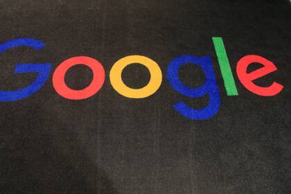 En esta imagen del 18 de noviembre de 2019 se ve el logotipo de Google en una alfombra a la entrada de Google Francia, en París. (AP Foto/Michel Euler, Archivo)
