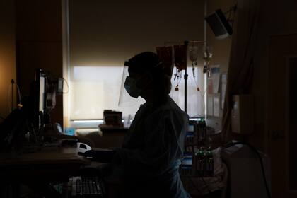 En esta imagen del 19 de noviembre de 2020, una enfermera trabaja en una computadora durante la evaluación de un paciente de COVID-19 en un hospital de Los Ángeles. (AP Foto/Jae C. Hong, archivo)