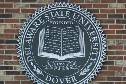 En esta imagen del 21 de septiembre de 2007 se ve un letrero ubicado en la entrada principal de la Universidad Estatal de Delaware, en Dover. (AP Foto/Carolyn Kaster, Archivo)