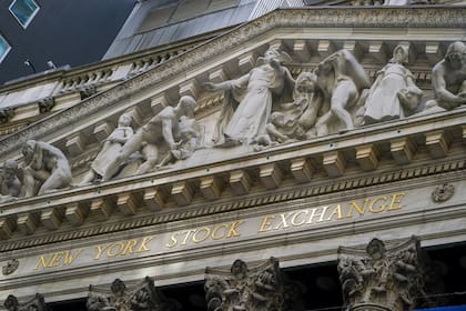 En esta imagen del 27 de septiembre de 2022 se ve el edificio de la Bolsa de Valores en el distrito financiero de Nueva York. (AP Foto/Mary Altaffer)