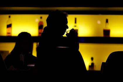 En esta imagen del 30 de noviembre de 2017, un cliente le da un trago a su bebida mientras come en un bar de Nueva Jersey. (AP Foto/Julio Cortez, archivo)