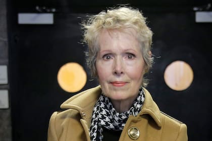 En esta imagen del 4 de marzo de 2020, E. Jean Carroll llega a un tribunal de Nueva York. Carroll alega que el expresidente estadounidense Donald Trump la violó en un probador de una tienda departamental a mediados de la década de 1990. (AP Foto/Seth Wenig, archivo)