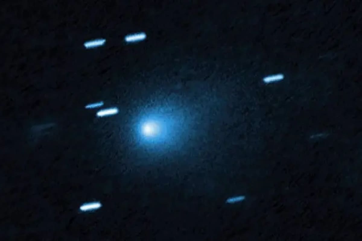 En esta imagen del cometa 3I/ATLAS del 21 de julio, se ve un capullo de polvo en forma de lágrima que sale del núcleo de hielo sólido del cometa