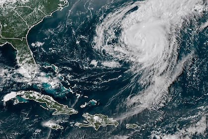 En esta imagen del satélite GOES-16 GeoColor tomada a las 16:40 EDT y distribuida por la Oficina Nacional de Administración Oceánica y Atmosférica (NOAA, por sus siglas en inglés), se muestra el huracán Ernesto en el océano Atlántico al sur-suroeste de Bermudas, el 16 de agosto de 2024. (NOAA vía AP)