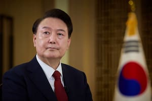 En esta imagen difundida el miércoles 7 de febrero de 2024 por la Oficina de la Presidencia de Corea del Sur, el mandatario surcoreano Yoon Suk Yeol concede una entrevista pregrabada a la cadena KBS en la oficina presidencial, el domingo 4 de febrero de 2024, en Seúl, Corea del Sur