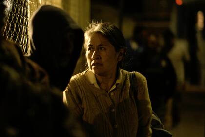 En esta imagen difundida por Cinépolis Distribución, la actriz Mercedes Hernández en una escena de la película "Sin señas particulares", que se estrena en México el 5 de agosto de 2021. (Cinépolis Distribución via AP)