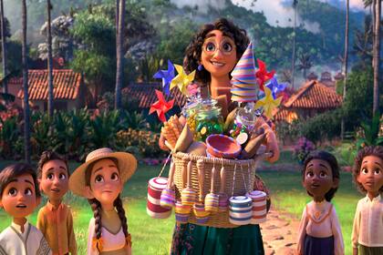 En esta imagen difundida por Disney, el personaje de Mirabel, en el centro, cuya voz en inglés hace Stephanie Beatriz, en una escena de la película animada "Encanto". (Disney vía AP)