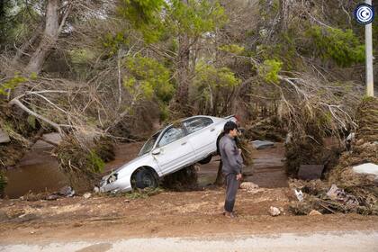 En esta imagen difundida por el gobierno de Libia, un vehículo yace sobre un arbol después de ser arrastrado por una inundación, el lunes 11 de septiembre de 2023, en Derna, Libia. (Gobierno de Libia vía AP)