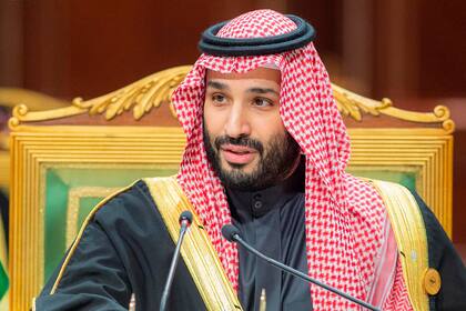 En esta imagen difundida por el palacio real saudí, el príncipe heredero saudí Mohammed bin Salman, durante la Cumbre de Consejo de Cooperación del Golfo, el martes 14 de diciembre de 2021, en Riad, Arabia Saudí. (Bandar Aljaloud/Saudi Royal Palace via AP, Archivo)